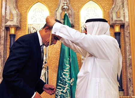 After becoming the President of the US, Barack Hussein Obama went to the King of Saudi Arabia to be crowned. 