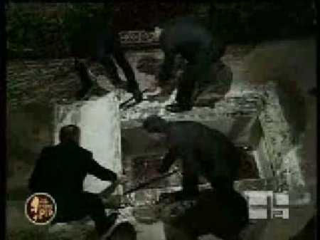 Ρωμαϊκή Καθολική πλιατσικολόγοι τάφο στην εργασία, αφαιρώντας το φέρετρο του Padre Pio. 