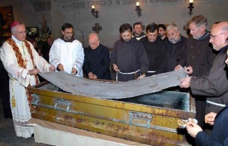 Μια Βατικανό εγκεκριμένο Επίσκοπος βοηθά τους άνδρες κληρικοί και μοναχοί να ανοίξει το φέρετρο του Padre Pio. 