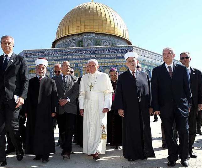Islam and the Vatican tries to evict the Zionist control of Jerusalem, to be replaced by a special regime. 