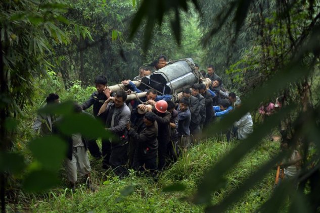 Villagers carry the coffin of a man killed after a magnitude 7.0 earthquake hit Lushan, Sichuan Province on April 22, 2013. 