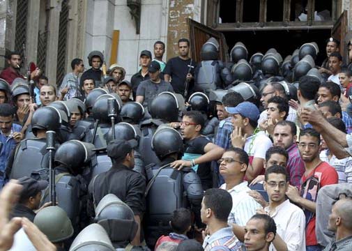 The military enter the mosque in Cairo, with secular Egyptians watching. 