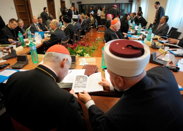 Interfaith gathering between Islam and the Vatican. Worshiping the same «god»