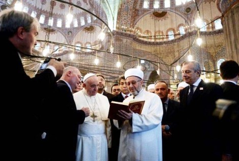 The Grand Mufti reads some verses from the Koran, before he and the Pope pray towards Mecca. 