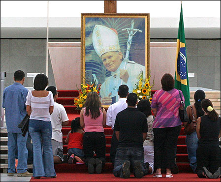 O CRISTÃO, pode ou não, fazer e adorar imagens?... ++ Pope_worship2