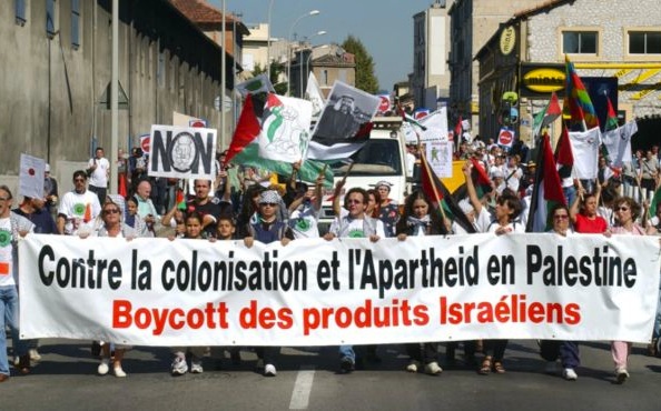 Deceived by Muslims, secular citizens of France call for boycott of Israeli products. 